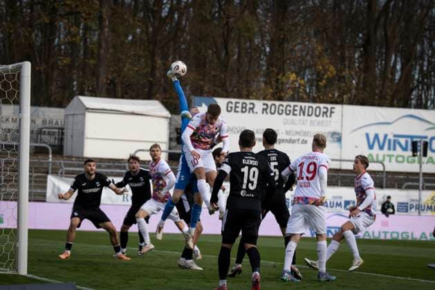 3. Liga: FC Viktoria Köln - SC Verl, 22.11.2025 Philipp Schulze (SC Verl, 1) rettet vor David Otto (Viktoria Köln, 10) ; Köln, 22.11.2025 - 15. Spieltag der 3. Fußball-Liga: FC Viktoria Köln - SC Verl im Sportpark Höhenberg in Köln. Die DFL-Bestimmungen verbieten die Verwendung von Fotografien als Bildsequenzen und oder Quasi-Videos. Copyright: xBEAUTIFULxSPORTS AxelxKohringx