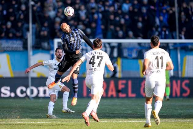 v.li.: Orestis Kiomourtzoglou (SVWW, 14), Terrence Boyd (SV Waldhof, 13), David Suarez Cardenes (SVWW, 47), Tarik Gözüsirin (SVWW, 11), Zweikampf, Spielszene, Duell, duel, tackle, tackling, Dynamik, Action, Aktion, 22.11.2025, Mannheim (Deutschland), Fussball, 3. Liga, SV Waldhof Mannheim - SV Wehen Wiesbaden, DFB DFL REGULATIONS PROHIBIT ANY USE OF PHOTOGRAPHS AS IMAGE SEQUENCES AND OR QUASI-VIDEO.