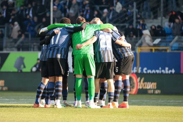 22.11.2025, xhettx, Fussball 3.Liga, SV Waldhof Mannheim - SV Wehen Wiesbaden v.l. Waldhof schwört sich ein (DFL DFB REGULATIONS PROHIBIT ANY USE OF PHOTOGRAPHS as IMAGE SEQUENCES and or QUASI-VIDEO) Mannheim