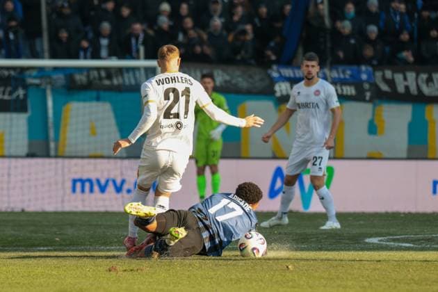22.11.2025, xhettx, Fussball 3.Liga, SV Waldhof Mannheim - SV Wehen Wiesbaden v.l. Zweikampf Ole Wohlers (SV Wehen Wiesbaden, 21) und Samuel Abifade (SV Waldhof Mannheim, 17) (DFL DFB REGULATIONS PROHIBIT ANY USE OF PHOTOGRAPHS as IMAGE SEQUENCES and or QUASI-VIDEO) Mannheim