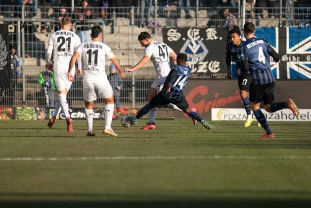 22.11.2025, xhettx, Fussball 3.Liga, SV Waldhof Mannheim - SV Wehen Wiesbaden v.l. David Suarez Cardenes (SV Wehen Wiesbaden, 47) verliert den Ball gegen Emmanuel Okuchukwu Iwe (SV Waldhof Mannheim, 14) (DFL DFB REGULATIONS PROHIBIT ANY USE OF PHOTOGRAPHS as IMAGE SEQUENCES and or QUASI-VIDEO) Mannheim