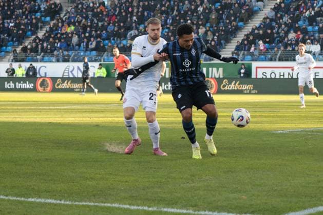 22.11.2025, xhettx, Fussball 3.Liga, SV Waldhof Mannheim - SV Wehen Wiesbaden v.l. Zweikampf Ole Wohlers (SV Wehen Wiesbaden, 21) und Samuel Abifade (SV Waldhof Mannheim, 17) (DFL DFB REGULATIONS PROHIBIT ANY USE OF PHOTOGRAPHS as IMAGE SEQUENCES and or QUASI-VIDEO) Mannheim