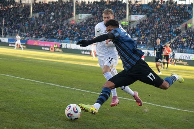 22.11.2025, xhettx, Fussball 3.Liga, SV Waldhof Mannheim - SV Wehen Wiesbaden v.l. Samuel Abifade (SV Waldhof Mannheim, 17) klärt vor Ole Wohlers (SV Wehen Wiesbaden, 21) (DFL DFB REGULATIONS PROHIBIT ANY USE OF PHOTOGRAPHS as IMAGE SEQUENCES and or QUASI-VIDEO) Mannheim