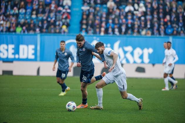 links Ryan Naderi (Rostock) gegen Luca Trslic (FCS) ; GER, FC Hansa Rostock vs. 1. FC Schweinfurth 05, Fußball, Männer, 3. Liga, 15.Spieltag, Spielzeit 2025 2026, 22.11.2025 Rostock Ostseestadion Mecklenburg - Vorpommern Deutschland