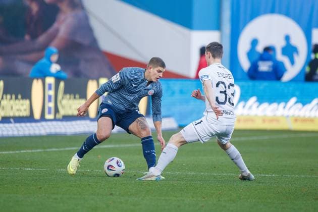 links Jan Mejdr (Rostock) gegen Joshua Endres (FCS) ; GER, FC Hansa Rostock vs. 1. FC Schweinfurth 05, Fußball, Männer, 3. Liga, 15.Spieltag, Spielzeit 2025 2026, 22.11.2025 Rostock Ostseestadion Mecklenburg - Vorpommern Deutschland