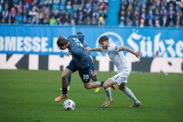 links Ryan Naderi (Rostock) gegen Luca Trslic (FCS) ; GER, FC Hansa Rostock vs. 1. FC Schweinfurth 05, Fußball, Männer, 3. Liga, 15.Spieltag, Spielzeit 2025 2026, 22.11.2025 Rostock Ostseestadion Mecklenburg - Vorpommern Deutschland