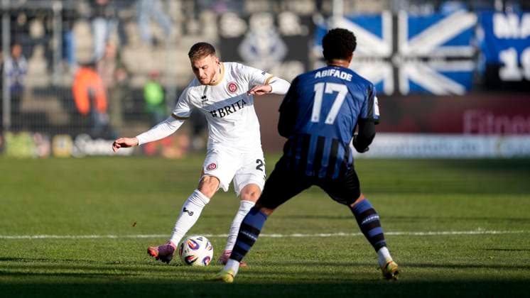 v.li.: Ole Wohlers (SVWW, 21), Samuel Abifade (SV Waldhof, 17), Zweikampf, Spielszene, Duell, duel, tackle, tackling, Dynamik, Action, Aktion, 22.11.2025, Mannheim (Deutschland), Fussball, 3. Liga, SV Waldhof Mannheim - SV Wehen Wiesbaden, DFB DFL REGULATIONS PROHIBIT ANY USE OF PHOTOGRAPHS AS IMAGE SEQUENCES AND OR QUASI-VIDEO.