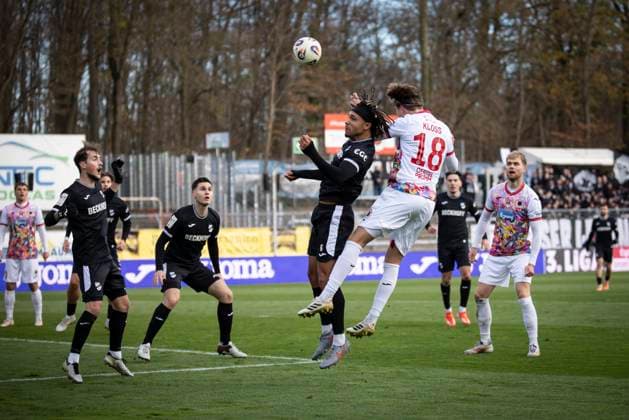 3. Liga: FC Viktoria Köln - SC Verl, 22.11.2025 Strafraumszene mit Joshua Eze (SC Verl, 6) und Tim Kloss (Viktoria Köln, 18) beim Kopfball ; Köln, 22.11.2025 - 15. Spieltag der 3. Fußball-Liga: FC Viktoria Köln - SC Verl im Sportpark Höhenberg in Köln. Die DFL-Bestimmungen verbieten die Verwendung von Fotografien als Bildsequenzen und oder Quasi-Videos. Copyright: xBEAUTIFULxSPORTS AxelxKohringx
