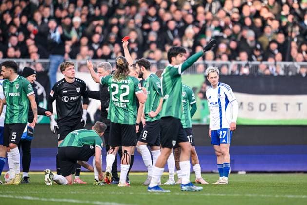 22.11.2025, Fussball, 2. Bundesliga, Saison 2025 2026, 13. Spieltag, Preußen Münster - FC Schalke 04, Rote Karte für Johannes Schenk (Preußen Münster), Johannes Schenk (Preußen Münster) fliegt nach dem Zusammenprall mit Moussa Sylla (FC Schalke 04) vom Platz. xRHR-FOTO YYx Copyright: KROEGER RHR-FOTOx RHR-FOTO YY