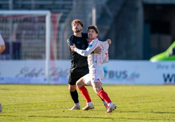 Zweikampf zwischen: Jan-Luca Rumpf (Sportfreunde Siegen, 13) und Enzo Wirtz (Fortuna Koeln, 9) Sportfreunde Siegen - Fortuna Köln 22.11.2025 Fussball, Regionalliga West, 16. Spieltag, GER, Siegen, Leimbachstadion Copyright: HMBxMedia xMarcoxBader