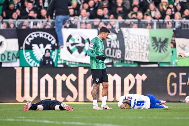 22.11.2025, Fussball, 2. Bundesliga, Saison 2025 2026, 13. Spieltag, Preußen Münster - FC Schalke 04, Johannes Schenk (Preußen Münster) und Moussa Sylla (FC Schalke 04) sind zusammengeprallt. xRHR-FOTO YYx Copyright: KROEGER RHR-FOTOx RHR-FOTO YY