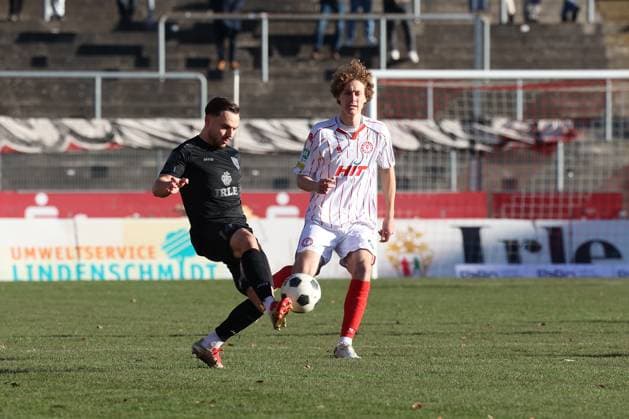 Oemer (Ömer) Tokac (SI) li. gegen Seymour Fuenger (Fünger) (K) re. Fussball Regionalliga West, 16. Spieltag, Sportfreunde Siegen - SC Fortuna Koeln (Köln), am 22.11.2025 in Siegen Deutschland.