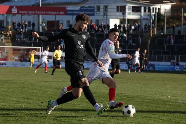 Jan-Luca Rumpf (SI) li. gegen Nico Thier (K) re. Fussball Regionalliga West, 16. Spieltag, Sportfreunde Siegen - SC Fortuna Koeln (Köln), am 22.11.2025 in Siegen Deutschland.