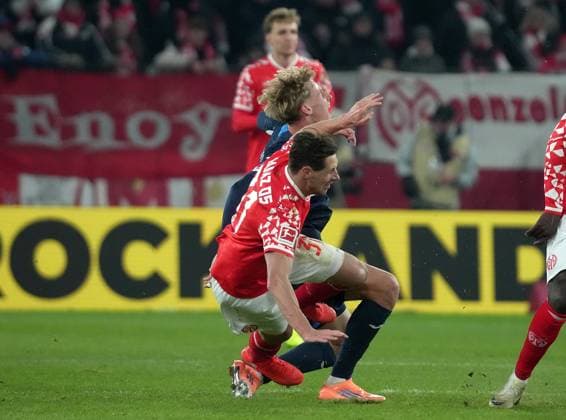 GER, 1.FBL, 1.FSV Mainz 05 vs TSG Hoffenheim 21.11.2025, MEWA Arena, Mainz, GER, 1.FBL, 1.FSV Mainz 05 vs TSG Hoffenheim , im Bild Dominik Kohr (Mainz) foult Max Moerstedt (Hoffenheim) und erhält dafür nach Videobeweis die rote Karte. DFL regulations prohibit any use of photographs as image sequences and or quasi-video.