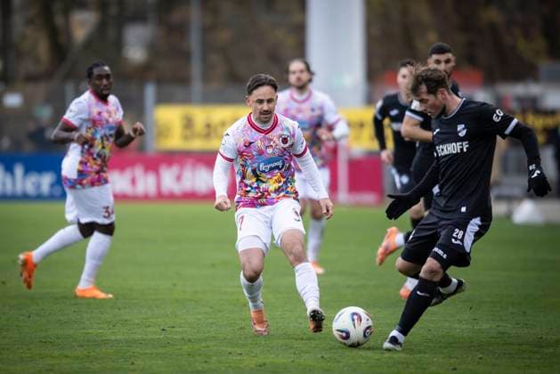 3. Liga: FC Viktoria Köln - SC Verl, 22.11.2025 Simon Handle (Viktoria Köln, 7), Yari Otto (SC Verl, 28) ; Köln, 22.11.2025 - 15. Spieltag der 3. Fußball-Liga: FC Viktoria Köln - SC Verl im Sportpark Höhenberg in Köln. Die DFL-Bestimmungen verbieten die Verwendung von Fotografien als Bildsequenzen und oder Quasi-Videos. Copyright: xBEAUTIFULxSPORTS AxelxKohringx