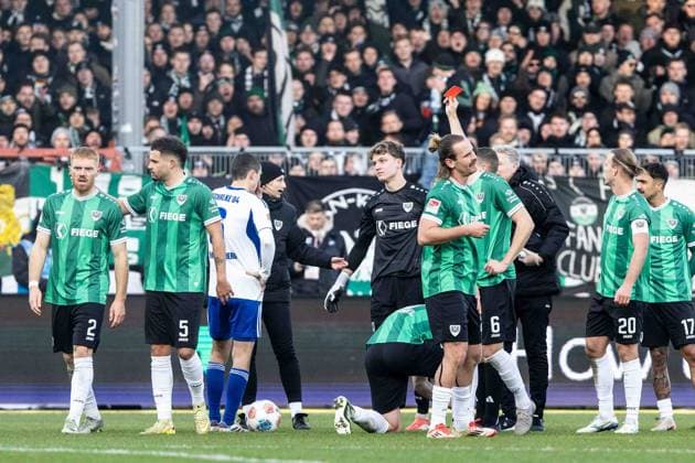 2. Fußball Bundesliga: SC Preußen Münster - FC Schalke 04; 22.11.2025 Florian Lecher (Schiedsrichter, Insel Poel) zeigt rote Karte für Johannes Schenk (SC Preußen Münster, 1) 2. Fußball Bundesliga 13. Spieltag: SC Preußen Münster - FC Schalke 04; LVM-Preußenstadion, Münster; 22.11.2025 DFL regulations prohibit any use of photographs as image sequences and or quasi video. Copyright: xBEAUTIFULxSPORTS Buriakovx