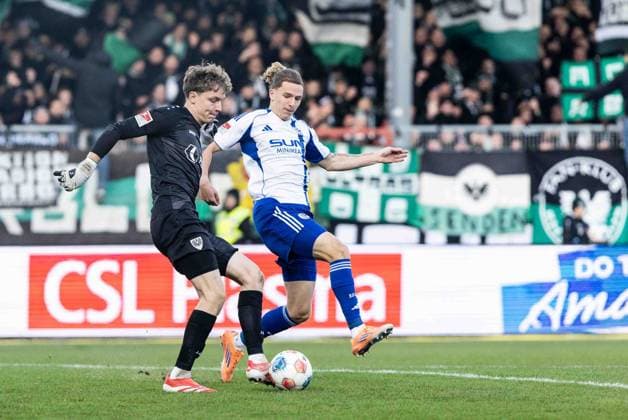 2. Fußball Bundesliga: SC Preußen Münster - FC Schalke 04; 22.11.2025 Johannes Schenk (SC Preußen Münster, 1), Mika Wallentowitz (FC Schalke 04, 35) 2. Fußball Bundesliga 13. Spieltag: SC Preußen Münster - FC Schalke 04; LVM-Preußenstadion, Münster; 22.11.2025 DFL regulations prohibit any use of photographs as image sequences and or quasi video. Copyright: xBEAUTIFULxSPORTS Buriakovx