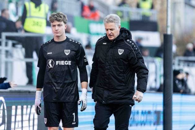 2. Fußball Bundesliga: SC Preußen Münster - FC Schalke 04; 22.11.2025 Johannes Schenk (SC Preußen Münster, 1) verlässt Spielfeld, Rote Karte. 2. Fußball Bundesliga 13. Spieltag: SC Preußen Münster - FC Schalke 04; LVM-Preußenstadion, Münster; 22.11.2025 DFL regulations prohibit any use of photographs as image sequences and or quasi video. Copyright: xBEAUTIFULxSPORTS Buriakovx