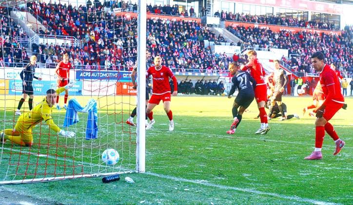 Torhüter Daniel Adamczyk (Chemnitz) kann dem Ball nur noch nachschauen, der nach einem Schuss von Sonny Ziemer (Zwickau, hinten, verdeckt) ins Tor geht. Fußball Regionalliga Nordost 2025 26 FSV Zwickau - Chemnitzer FC am 22.11.2025 FSV Zwickau - Chemnitzer FC