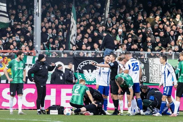 2. Fußball Bundesliga: SC Preußen Münster - FC Schalke 04; 22.11.2025 Johannes Schenk (SC Preußen Münster, 1), Moussa Sylla (FC Schalke 04, 9) bekommen medizinische Hilfe nach dem Faul. 2. Fußball Bundesliga 13. Spieltag: SC Preußen Münster - FC Schalke 04; LVM-Preußenstadion, Münster; 22.11.2025 DFL regulations prohibit any use of photographs as image sequences and or quasi video. Copyright: xBEAUTIFULxSPORTS Buriakovx