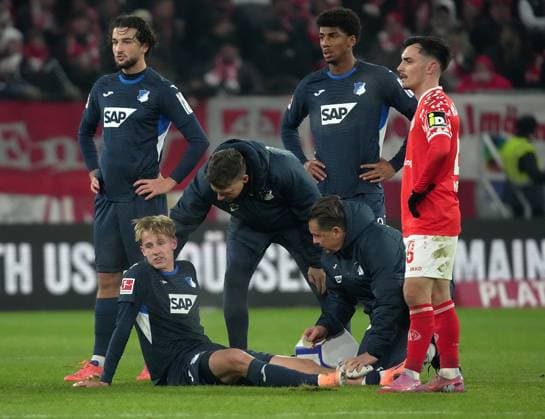 GER, 1.FBL, 1.FSV Mainz 05 vs TSG Hoffenheim 21.11.2025, MEWA Arena, Mainz, GER, 1.FBL, 1.FSV Mainz 05 vs TSG Hoffenheim , im Bild Max Moerstedt (Hoffenheim) wird nach dem Foul von Dominik Kohr (Mainz), behandelt. DFL regulations prohibit any use of photographs as image sequences and or quasi-video.