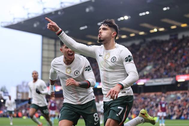 Football - Premier League - Burnley v Chelsea 22nd November 2025 - Premier League - Burnley v Chelsea - Pedro Neto of Chelsea (R) celebrates with Enzo Fernandez of Chelsea after scoring their 1st goal - Photo: Simon Stacpoole Offside. Burnley UK Copyright: xSimonxStacpoolexOffside