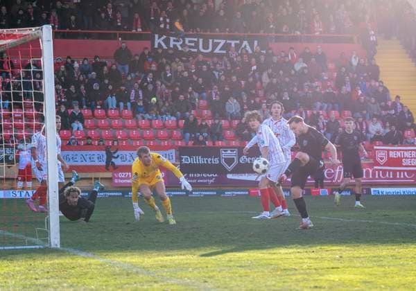 Oemer Tokac (Sportfreunde Siegen, 14) schiebt zum 1-0 ein. Lennart Winkler (Fortuna Koeln, 1) ist geschlagen Sportfreunde Siegen - Fortuna Köln 22.11.2025 Fussball, Regionalliga West, 16. Spieltag, GER, Siegen, Leimbachstadion Copyright: HMBxMedia xMarcoxBader