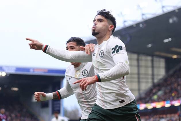 Football - Premier League - Burnley v Chelsea 22nd November 2025 - Premier League - Burnley v Chelsea - Pedro Neto of Chelsea (R) celebrates with Enzo Fernandez of Chelsea after scoring their 1st goal - Photo: Simon Stacpoole Offside. Burnley UK Copyright: xSimonxStacpoolexOffside
