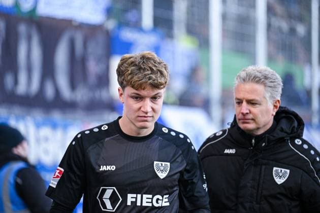 22.11.2025, Fussball, 2. Bundesliga, Saison 2025 2026, 13. Spieltag, Preußen Münster - FC Schalke 04, Johannes Schenk (Preußen Münster) enttäuscht nach dem Platzverweis, xRHR-FOTO YYx Copyright: KROEGER RHR-FOTOx RHR-FOTO YY