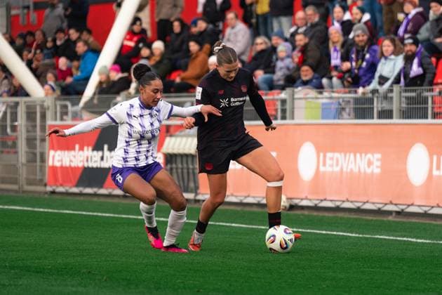 Julia Mickenhagen (Bayer Leverkusen, 18) and Vanessa Fürst (SGS Essen, 8) during the Google Pixel Frauen Bundesliga game between Bayer 04 Leverkusen and SGS Essen at Ulrich - Haberland Stadium in Levekusen, Germany Copyright: xLeoniexKiehlx xSPPx Sportspressphoto_SPR64654