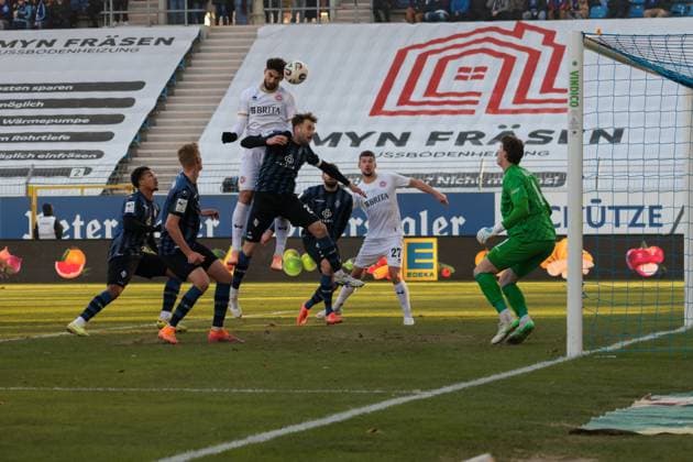 22.11.2025, xhettx, Fussball 3.Liga, SV Waldhof Mannheim - SV Wehen Wiesbaden v.l. Donny Bogicevic (SV Wehen Wiesbaden, 8) große Chance mit dem Kopf (DFL DFB REGULATIONS PROHIBIT ANY USE OF PHOTOGRAPHS as IMAGE SEQUENCES and or QUASI-VIDEO) Mannheim
