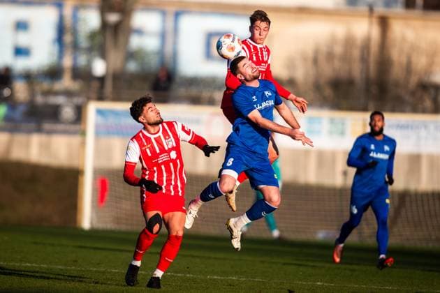 Berlin , 221125 , Fussball Regionalliga Nordost FC Hertha 03 Zehlendorf - FC Rot Weiß Erfurt im Bild: Romario Hajrulla uund Til Linus Schwarz (Erfurt) gegen Nathan Wicht (Zehlendorf)