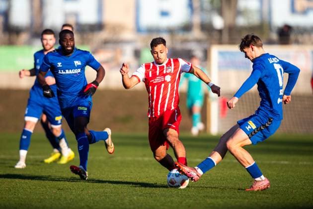 Berlin , 221125 , Fussball Regionalliga Nordost FC Hertha 03 Zehlendorf - FC Rot Weiß Erfurt im Bild: Sejdo Durakov (Erfurt) gegen Ben Schulz (Zehlendorf)