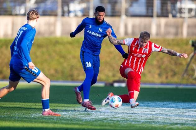 Berlin , 221125 , Fussball Regionalliga Nordost FC Hertha 03 Zehlendorf - FC Rot Weiß Erfurt im Bild: Ben Luca Moritz (Erfurt) gegen Nasuhi - Noah Jones (Zehlendorf)