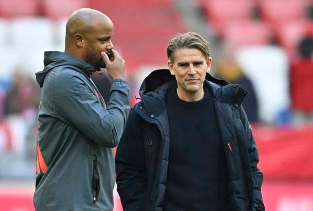 vor Spielbeginn: Platzbegehung Trainer Coach Vincent Kompany FC Bayern Muenchen FCB im Gespraech Diskussion mit Sportdirektor Christoph Freund FC Bayern Muenchen FCB FC Bayern Muenchen SC Freiburg SCF 22.11.2025 DFL REGULATIONS PROHIBIT ANY USE OF PHOTOGRAPHS AS IMAGE SEQUENCES AND OR QUASI-VIDEO FC Bayern Muenchen SC Freiburg SCF