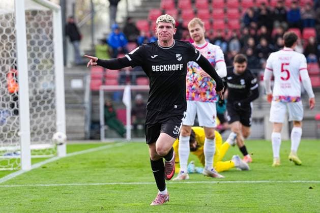 22.11.2025, xydrx, Fußball, 3.Liga, FC Viktoria Köln - SC Verl, Saison 2025 2026, Sportpark Höhenberg: Torjubel nach dem Tor zum 1:0 für den SC Verl durch Torschütze Alessio Besio (SC Verl 23) DFB regulations prohibit any use of photographs as image sequences and or quasi-video. Nordrhein-Westfahlen Deutschland