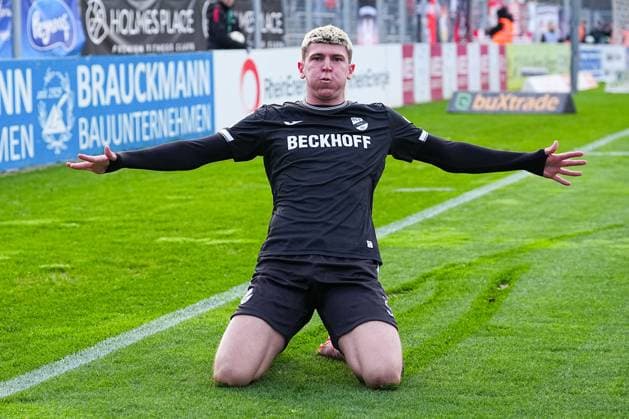 22.11.2025, xydrx, Fußball, 3.Liga, FC Viktoria Köln - SC Verl, Saison 2025 2026, Sportpark Höhenberg: Torjubel nach dem Tor zum 1:0 für den SC Verl durch Torschütze Alessio Besio (SC Verl 23) DFB regulations prohibit any use of photographs as image sequences and or quasi-video. Nordrhein-Westfahlen Deutschland
