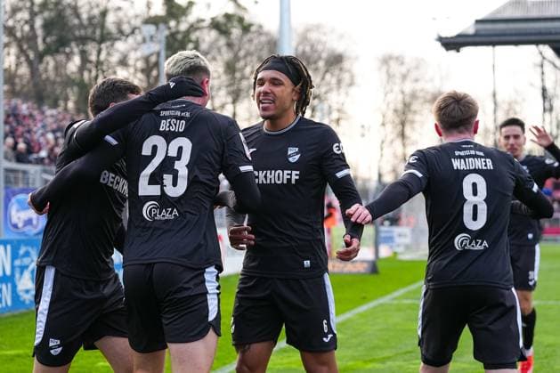 22.11.2025, xydrx, Fußball, 3.Liga, FC Viktoria Köln - SC Verl, Saison 2025 2026, Sportpark Höhenberg: Torjubel nach dem Tor zum 1:0 für den SC Verl durch Torschütze Alessio Besio (SC Verl 23) zusammen mit Dennis Waidner (SC Verl 8) und Joshua Chima Eze (SC Verl 6) DFB regulations prohibit any use of photographs as image sequences and or quasi-video. Nordrhein-Westfahlen Deutschland