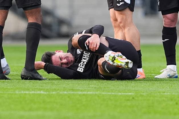 22.11.2025, xydrx, Fußball, 3.Liga, FC Viktoria Köln - SC Verl, Saison 2025 2026, Sportpark Höhenberg: Timur Gayret (SC Verl 30) liegt mit Schmerzen am Boden DFB regulations prohibit any use of photographs as image sequences and or quasi-video. Nordrhein-Westfahlen Deutschland
