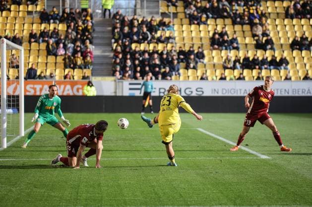 Dritte Liga, Alemannia Aachen vs. SSV Jahn Regensburg, 22.11.2025 Elias Bördner (Alemannia Aachen 23) mitdemTorschuss -- DFL REGULATIONS PROHIBIT ANY USE OF PHOTOGRAPHS AS IMAGE SEQUENCES AND OR Q?UASI-VIDEO. - Dritte Liga, Alemannia Aachen vs. SSV Jahn Regensburg, 22.11.2025, Tivoli, Aachen Copyright: xBEAUTIFULxSPORTS Derixx