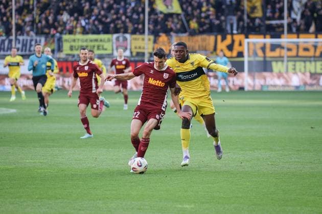 Dritte Liga, Alemannia Aachen vs. SSV Jahn Regensburg, 22.11.2025 Sebastian Stolze (SSV Jahn Regensburg 22) und Emmanuel Elekwa (Alemannia Aachen 14) -- DFL REGULATIONS PROHIBIT ANY USE OF PHOTOGRAPHS AS IMAGE SEQUENCES AND OR Q?UASI-VIDEO. - Dritte Liga, Alemannia Aachen vs. SSV Jahn Regensburg, 22.11.2025, Tivoli, Aachen Copyright: xBEAUTIFULxSPORTS Derixx