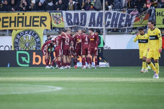 Dritte Liga, Alemannia Aachen vs. SSV Jahn Regensburg, 22.11.2025 Regensburg bejubelt das 0:1 -- DFL REGULATIONS PROHIBIT ANY USE OF PHOTOGRAPHS AS IMAGE SEQUENCES AND OR Q?UASI-VIDEO. - Dritte Liga, Alemannia Aachen vs. SSV Jahn Regensburg, 22.11.2025, Tivoli, Aachen Copyright: xBEAUTIFULxSPORTS Derixx
