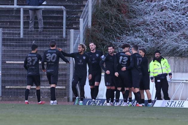 Torjubel um Oemer (Ömer) Tokac (SI) nach seinem Tor zum 1:0 Fussball Regionalliga West, 16. Spieltag, Sportfreunde Siegen - SC Fortuna Koeln (Köln), am 22.11.2025 in Siegen Deutschland.