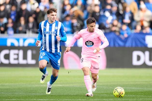 November 22, 2025, Vitoria, Alava, SPAIN: Lucas Boye of Deportivo Alaves competes for the ball with Fran Beltran of RC Celta de Vigo during the LaLiga EA Sports match between Deportivo Alaves and RC Celta de Vigo at Mendizorrotza on November 22, 2025, in Vitoria, Spain. Vitoria SPAIN - ZUMAa181 20251122_zaa_a181_047 Copyright: xRicardoxLarreinax
