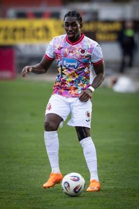 3. Liga: FC Viktoria Köln - SC Verl, 22.11.2025 Frank Ronstadt (Viktoria Köln, 34) ; Köln, 22.11.2025 - 15. Spieltag der 3. Fußball-Liga: FC Viktoria Köln - SC Verl im Sportpark Höhenberg in Köln. Die DFL-Bestimmungen verbieten die Verwendung von Fotografien als Bildsequenzen und oder Quasi-Videos. Copyright: xBEAUTIFULxSPORTS AxelxKohringx