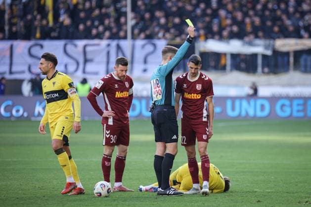Dritte Liga, Alemannia Aachen vs. SSV Jahn Regensburg, 22.11.2025 Gelbe Karte für Sebastian Stolze (SSV Jahn Regensburg 22) -- DFL REGULATIONS PROHIBIT ANY USE OF PHOTOGRAPHS AS IMAGE SEQUENCES AND OR Q?UASI-VIDEO. - Dritte Liga, Alemannia Aachen vs. SSV Jahn Regensburg, 22.11.2025, Tivoli, Aachen Copyright: xBEAUTIFULxSPORTS Derixx