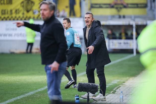 Dritte Liga, Alemannia Aachen vs. SSV Jahn Regensburg, 22.11.2025 Erstes Heimspiel für Mersad Selimbegovic (Cheftrainer Alemannia Aachen) -- DFL REGULATIONS PROHIBIT ANY USE OF PHOTOGRAPHS AS IMAGE SEQUENCES AND OR Q?UASI-VIDEO. - Dritte Liga, Alemannia Aachen vs. SSV Jahn Regensburg, 22.11.2025, Tivoli, Aachen Copyright: xBEAUTIFULxSPORTS Derixx