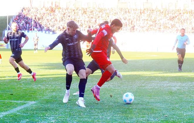 Julius Bochmann (Chemnitz, links) im Zweikampf mit Cemal Sezer (Zwickau) Fußball Regionalliga Nordost 2025 26 FSV Zwickau - Chemnitzer FC am 22.11.2025 FSV Zwickau - Chemnitzer FC