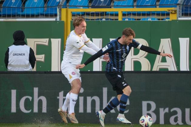 22.11.2025, xhettx, Fussball 3.Liga, SV Waldhof Mannheim - SV Wehen Wiesbaden v.l. Ryan Nils Johansson (SV Wehen Wiesbaden, 20) wird von Lukas Klünter (SV Waldhof Mannheim, 24) geblockt (DFL DFB REGULATIONS PROHIBIT ANY USE OF PHOTOGRAPHS as IMAGE SEQUENCES and or QUASI-VIDEO) Mannheim