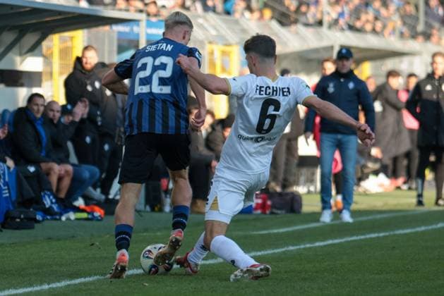 22.11.2025, xhettx, Fussball 3.Liga, SV Waldhof Mannheim - SV Wehen Wiesbaden v.l. Janne Sietan (SV Waldhof Mannheim, 22) wird von Gino Fechner (SV Wehen Wiesbaden, 6) gestoppt (DFL DFB REGULATIONS PROHIBIT ANY USE OF PHOTOGRAPHS as IMAGE SEQUENCES and or QUASI-VIDEO) Mannheim